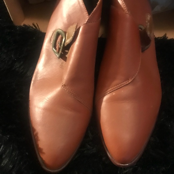 Low ankle boots with gold buckles - Picture 4 of 4